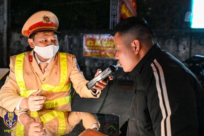 Lực lượng Công an TP Hà Nội kiểm tra nồng độ cồn người tham gia giao thông.