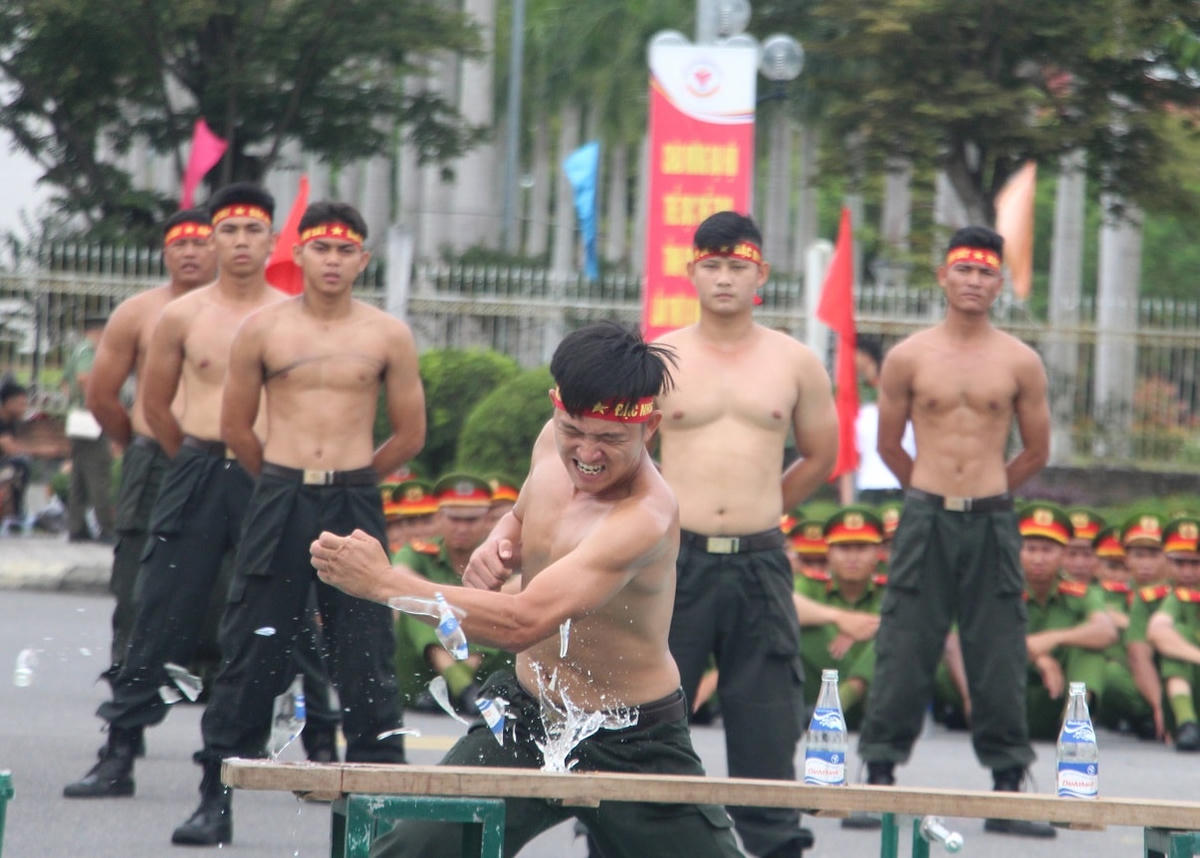 Chiến sĩ Công an trình võ thuật đập vỏ chai thủy tinh.
