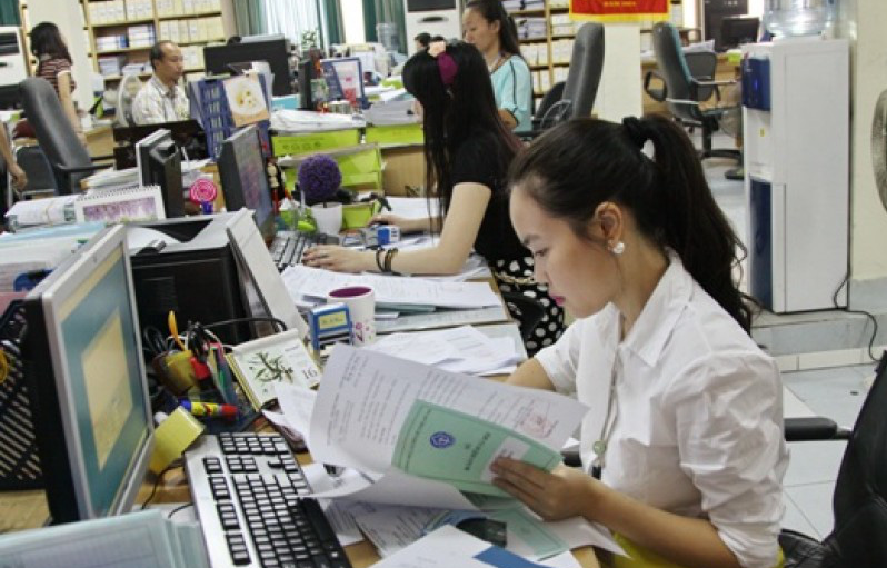 Hà Nội nghiên cứu tăng thu nhập cho cán bộ, công chức nhằm ngăn tình trạng nghỉ việc. Ảnh minh họa