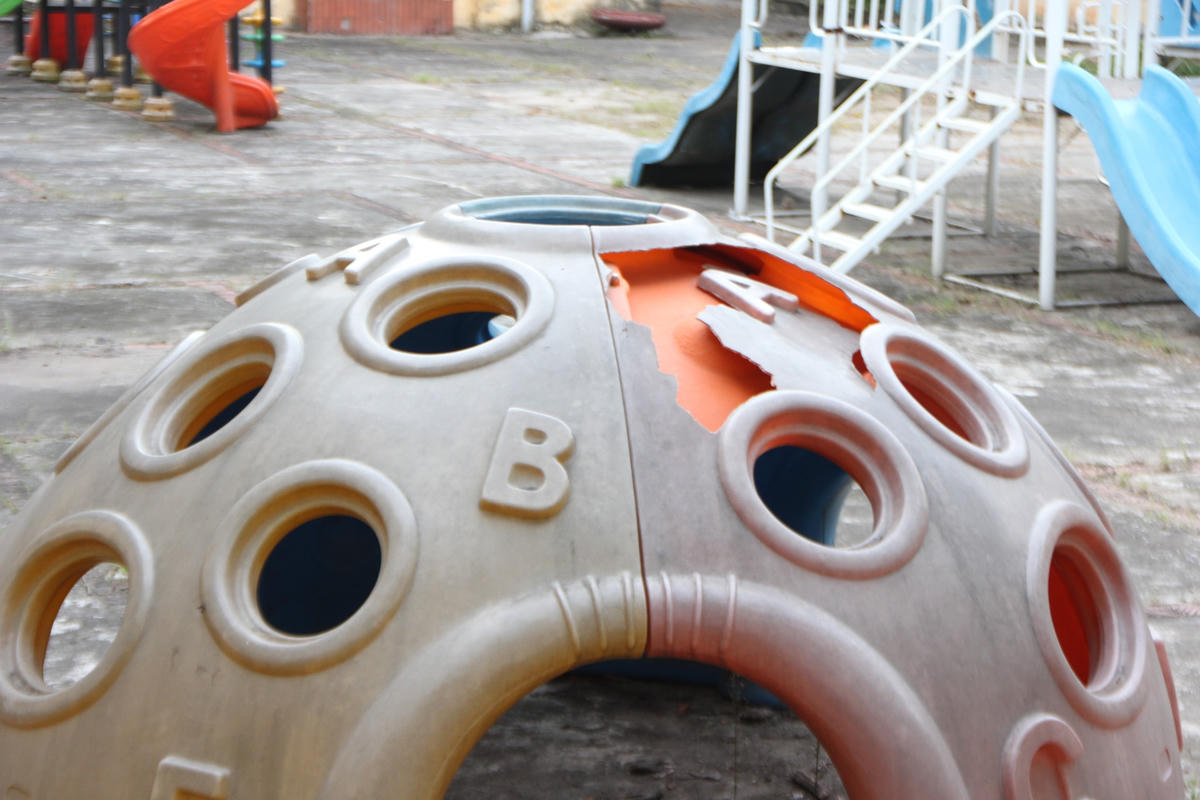 Bộ nhà cầu trượt dành cho các cháu mầm non vui chơi cũng bị bỏ không, phơi mưa phơi nắng đã bị hư hỏng, rất lãng phí.