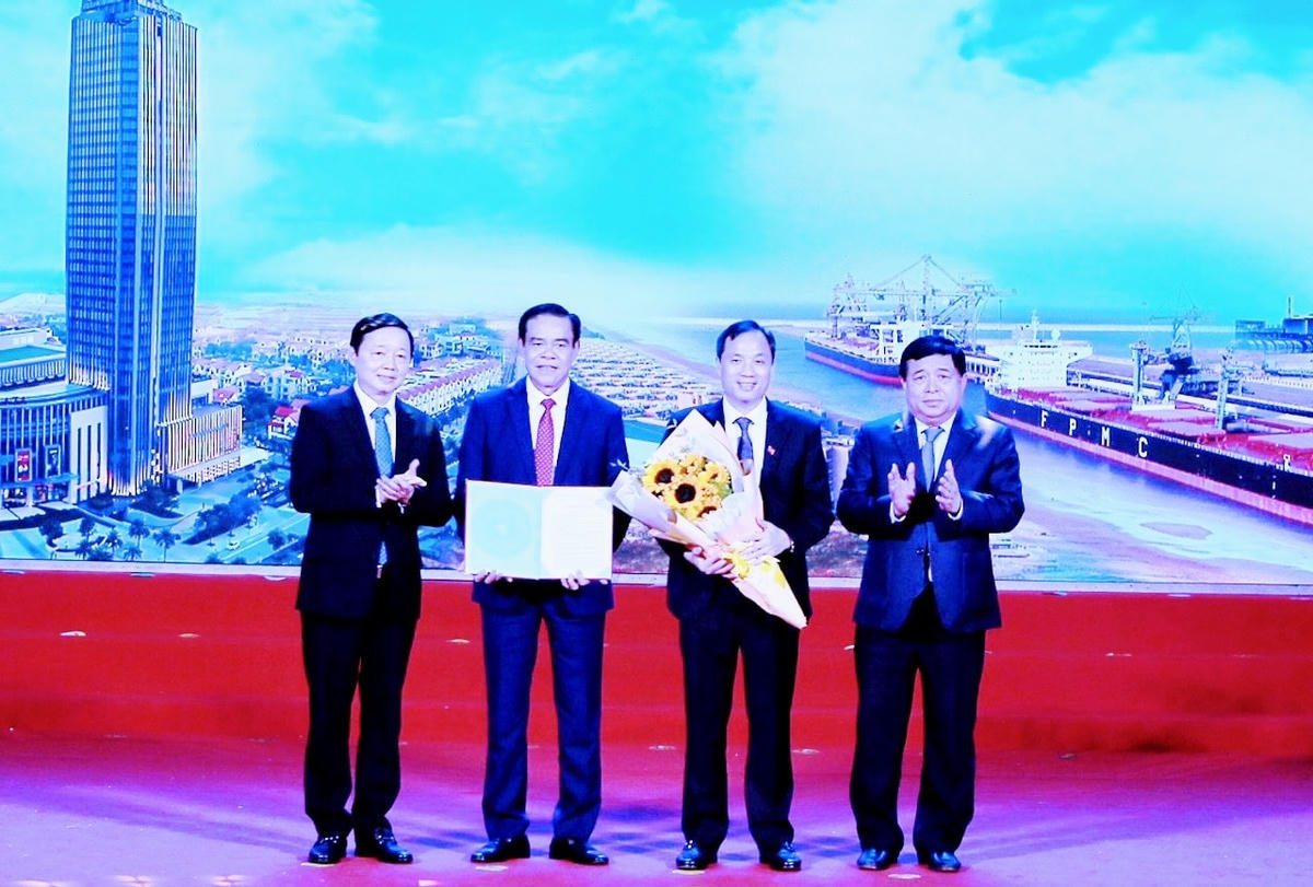 Phó Thủ tướng Chính phủ Trần Hồng Hà và Bộ trưởng Bộ KH&ĐT Nguyễn Chí Dũng trao quyết định phê duyệt Quy hoạch tỉnh, tặng hoa chúc mừng Hà Tĩnh.