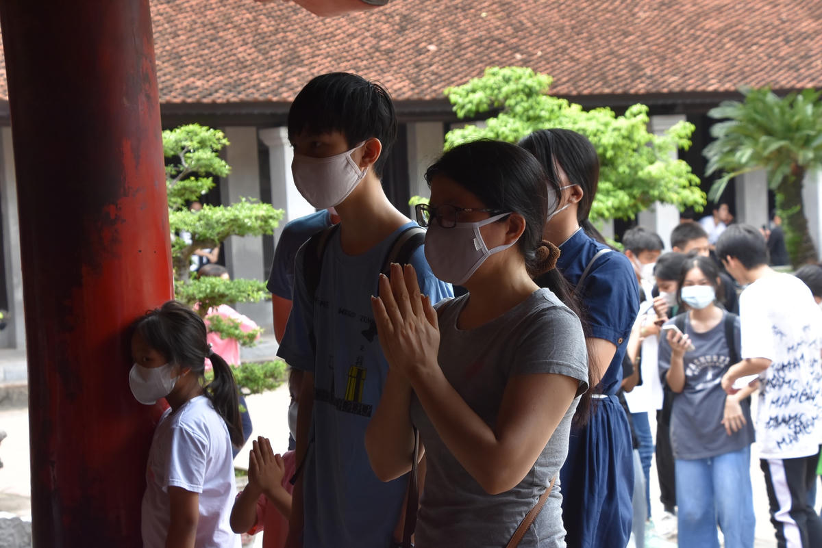 Nhiều phụ huynh cũng theo đưa con đến dâng hương. Chị Nguyễn Thu Hà (Mỹ Đình 2 - Nam Từ Liêm) cho biết, việc dâng hương để tỏ lòng biết ơn với thánh thần, những mong con có thể tự tin trong kì thi và đạt được kết quả như mong muốn. 