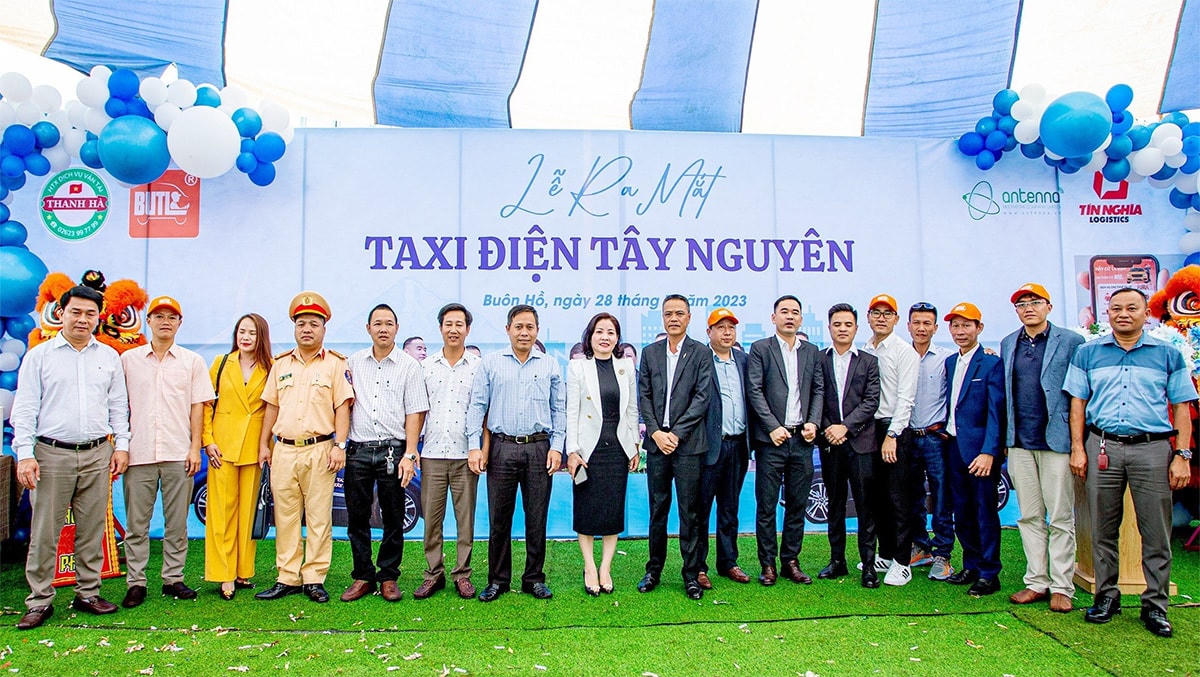 Các đại biểu tham dự Lễ ra mắt dịch vụ taxi điện Tây Nguyên chụp ảnh lưu niệm.