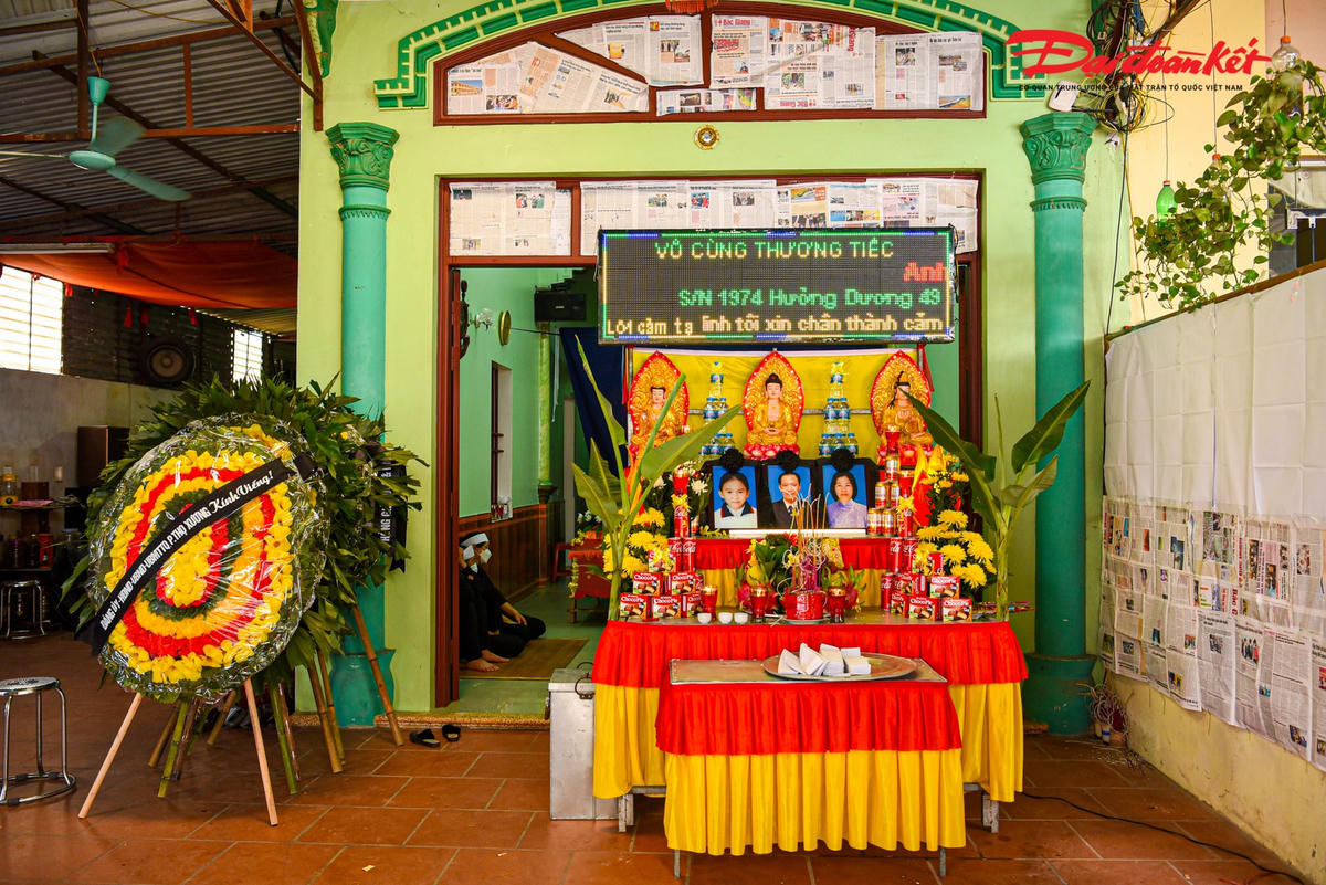 Sáng 3/6, người thân, hàng xóm không khỏi đau buồn khi chứng kiến cảnh tang thương, mất mát với tiếng gọi tên thân nhân đau đến xé lòng khiến mọi người không kìm được nước mắt.