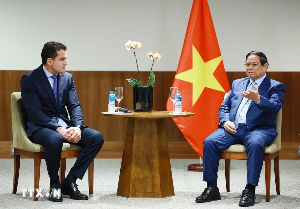 Thủ tướng Phạm Minh Chính tiếp lãnh đạo Tập đoàn JSB, Tập đoàn hàng đầu thế giới trong lĩnh vực chế biến lương thực.(Ảnh: Dương Giang/TTXVN)