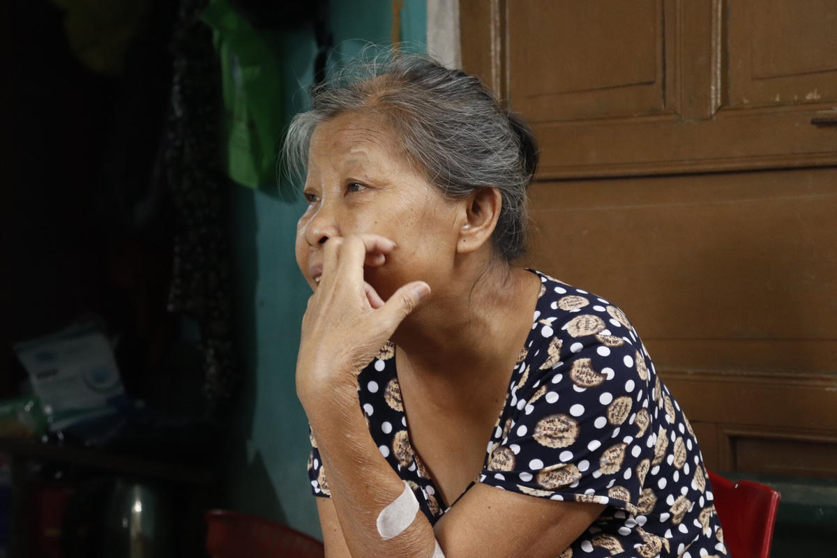 Bà Bé ngồi nghỉ ngơi sau ca chạy thận.
