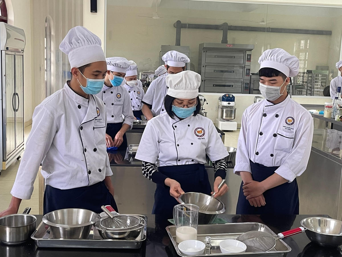 Học nghề đang là lựa chọn của nhiều bạn trẻ. Ảnh: TL.