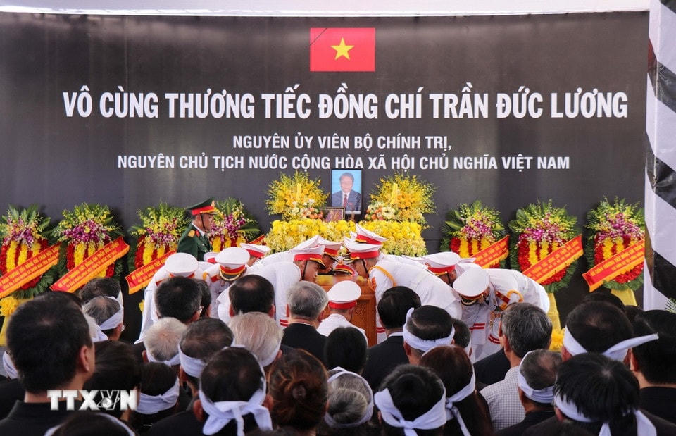 Nghi lễ hạ huyệt. (Ảnh: Phạm Cường/TTXVN)