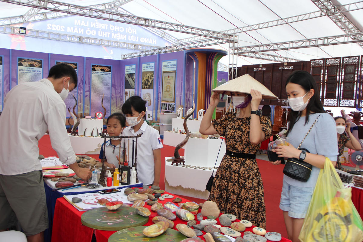 Du khách tham quan hội chợ triển lãm.