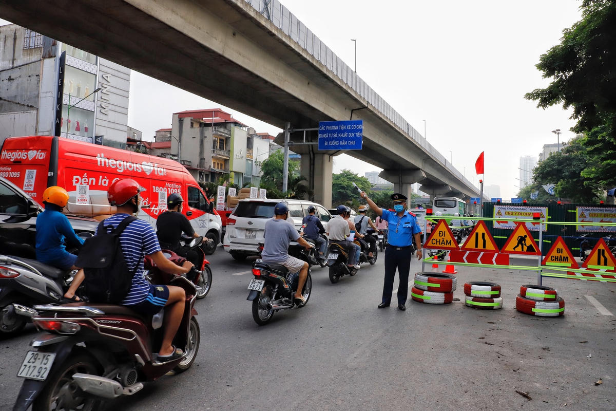 Tuyến đường Nguyễn Trãi ùn tắc dài hàng km vì 'lô cốt' thi công dự án nước thải