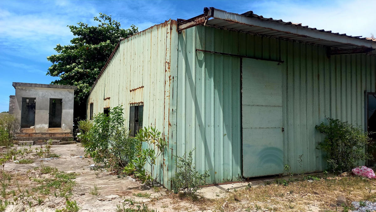 Một số hạng mục đã xây dựng trước đó cũng trở nên xuống cấp, hoang tàn, nhếch nhác.
