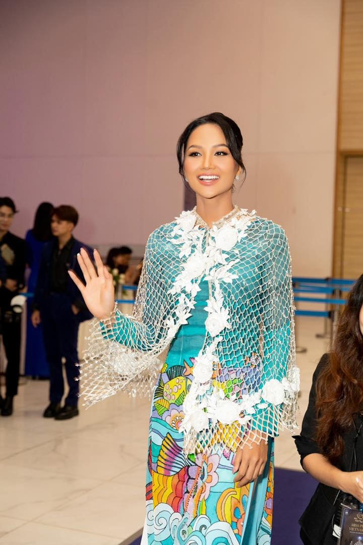 Hoa hậu H;HenNiÊ chưa bao giờ phủ nhận việc "đổi đời" nhờ danh xưng hoa hậu. 