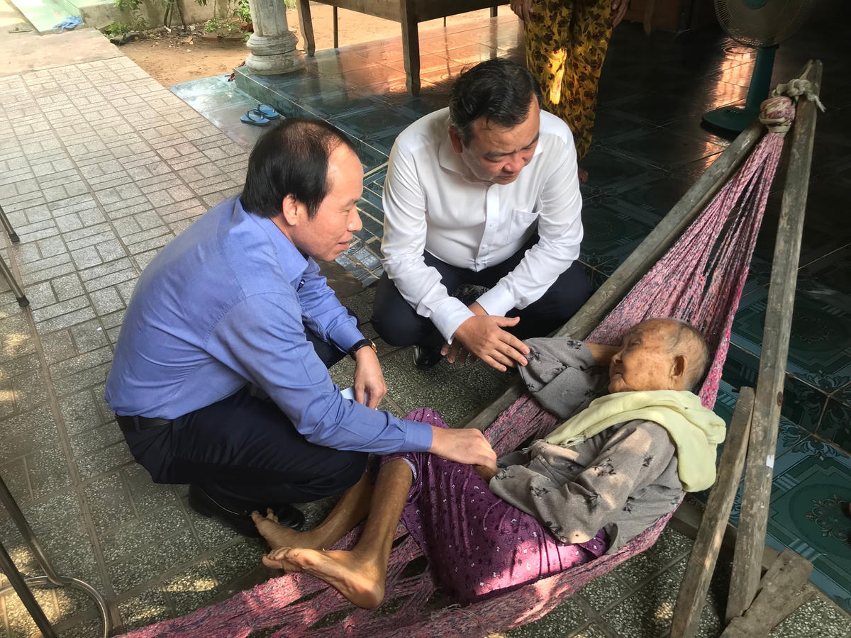 Phó Chủ tịch - Tổng Thư ký Lê Tiến Châu và lãnh đạo Tây Ninh hỏi thăm Mẹ Việt Nam anh hùng Đồng Thị Chanh và ông Ngô Thành Quân.  