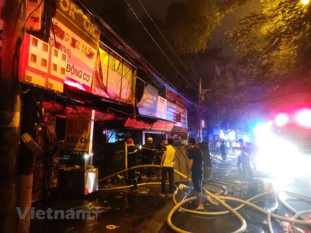 May mắn, đám cháy không gây thiệt hại về người. (Ảnh: Hoài Nam/Vietnam+).