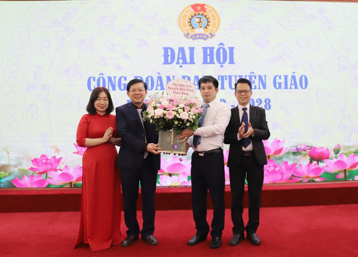 Phó Chủ tịch Nguyễn Hữu Dũng tặng hoa chúc mừng Ban Chấp hành Công đoàn Ban Tuyên giáo nhiệm kỳ mới.