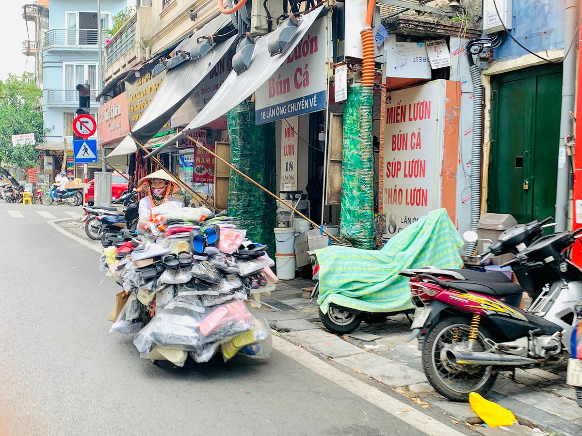 Chị Thắm (quê Phú Thọ) đẩy xe hàng rong đi hàng chục km giữa trưa nắng 38 độ C.