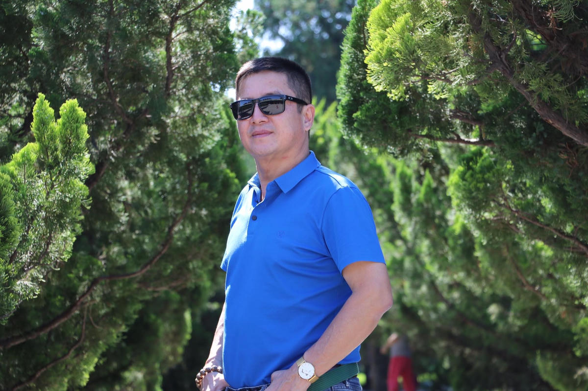 Gần 4 năm kể từ “Thích thì yêu thôi”, NSƯT Chí Trung mới quay trở lại với “Thông gia ngõ hẹp”. Ảnh: FBNV. 