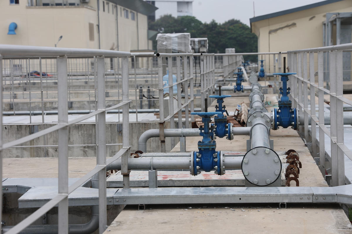  Hiện các hạng mục cơ khí và thiết bị điện cơ bản hoàn thành, chỉ còn đường ống kết nối từ bên ngoài đang dang dở. 