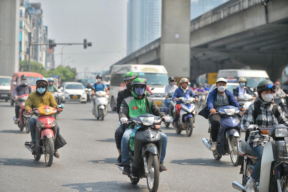"Để tránh nóng, tôi phải sử dụng gang tay, mắc áo kín trùm được cả đầu", anh Đoàn cho hay.