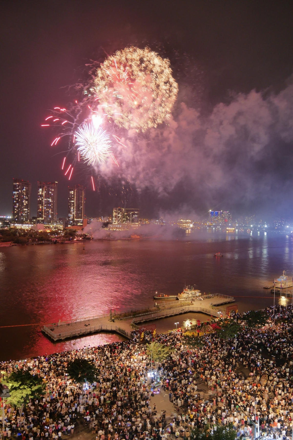 Màn trình diễn bắn pháo hoa nghệ thuật rực rỡ ở TP HCM