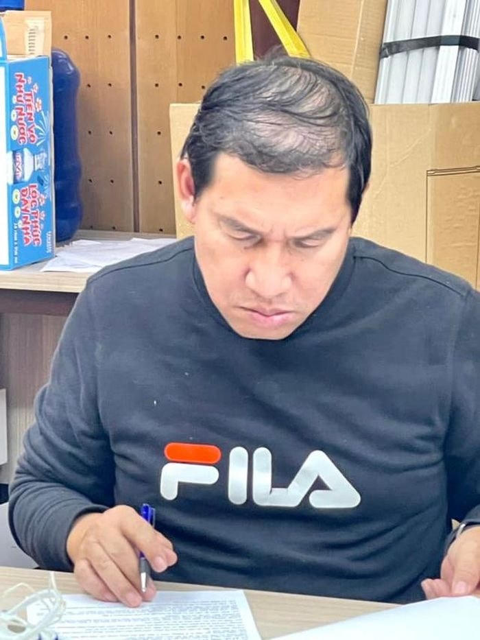 Năm nay, nghệ sĩ Quang Thắng xuất hiện với vai trò đại diện cho lĩnh vực kinh tế. Anh tập trung nghiên cứu kỹ kịch bản trước giờ tập luyện.