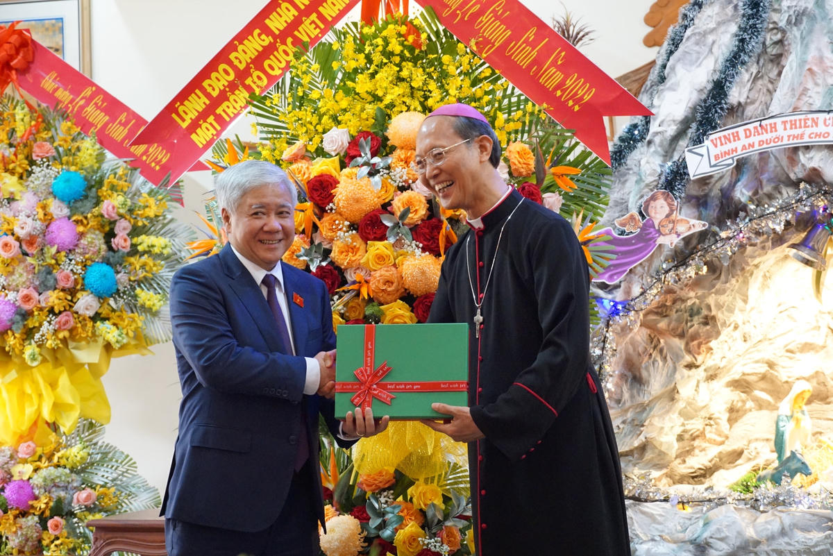 Chủ tịch UBTƯ MTTQ Việt Nam Đỗ Văn Chiến tặng quà chúc mừng Giáng sinh đến Giám mục Chính tòa Giáo phận Xuân Lộc Đỗ Văn Ngân. Ảnh: Mạnh Thìn.