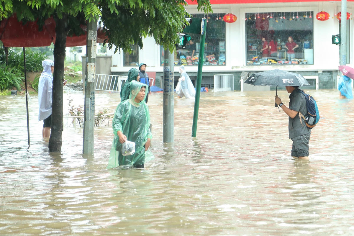Tại đường nội bộ khu đô thị nước đã ngập quá đầu gối một người trưởng thành.