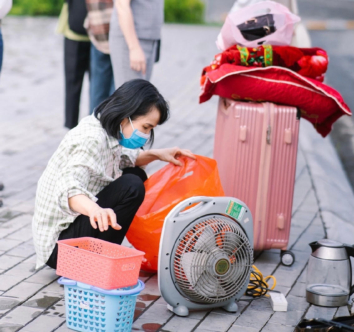 Phụ huynh đưa con đi nhập học và đăng ký chỗ ở ký túc xá tại Trường Đại học Phenikaa.