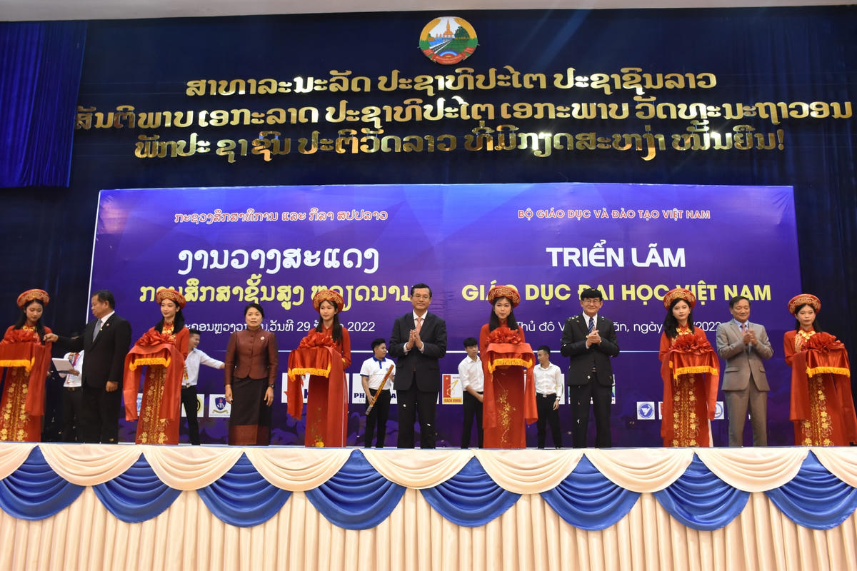 Các đại biểu cắt băng khai mạc Triển lãm Giáo dục Đại học Việt Nam.