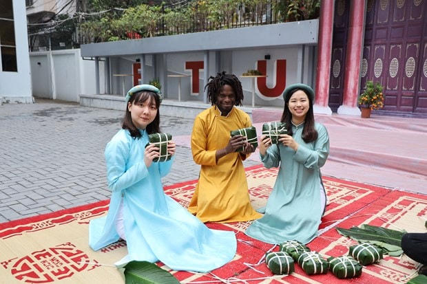Son và các bạn hào hứng khoe thành quả.