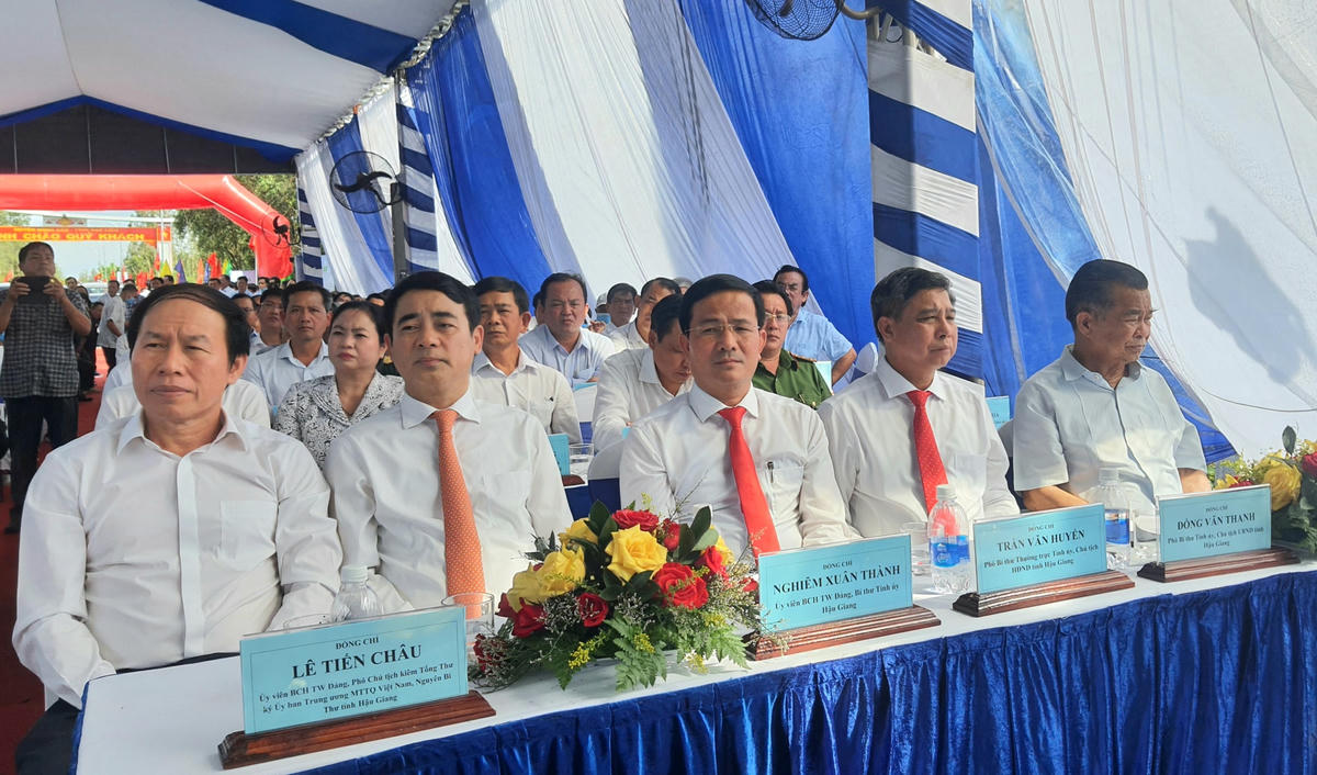 Phó Chủ tịch - Tổng Thư ký Lê Tiến Châu cùng các đại biểu tham dự buổi lễ khánh thành cầu Xẻo Vẹt kết nối tỉnh Bạc Liêu với tỉnh Hậu Giang. 