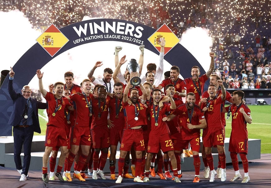 Các cầu thủ Tây Ban Nha nâng cao cúp vô địch UEFA Nations League 2023. Ảnh: Reuters.