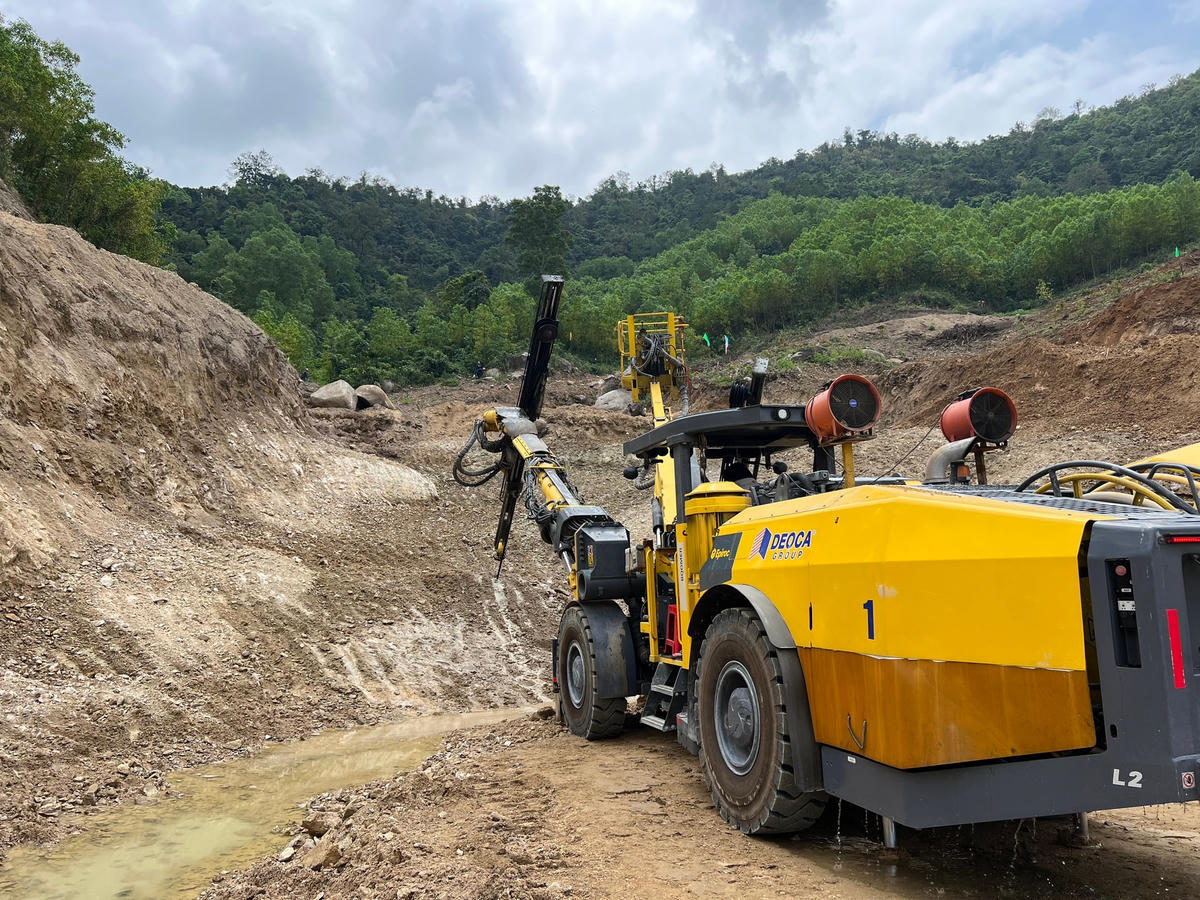 Dùng xe phá đá mở đường làm đường cao tốc.