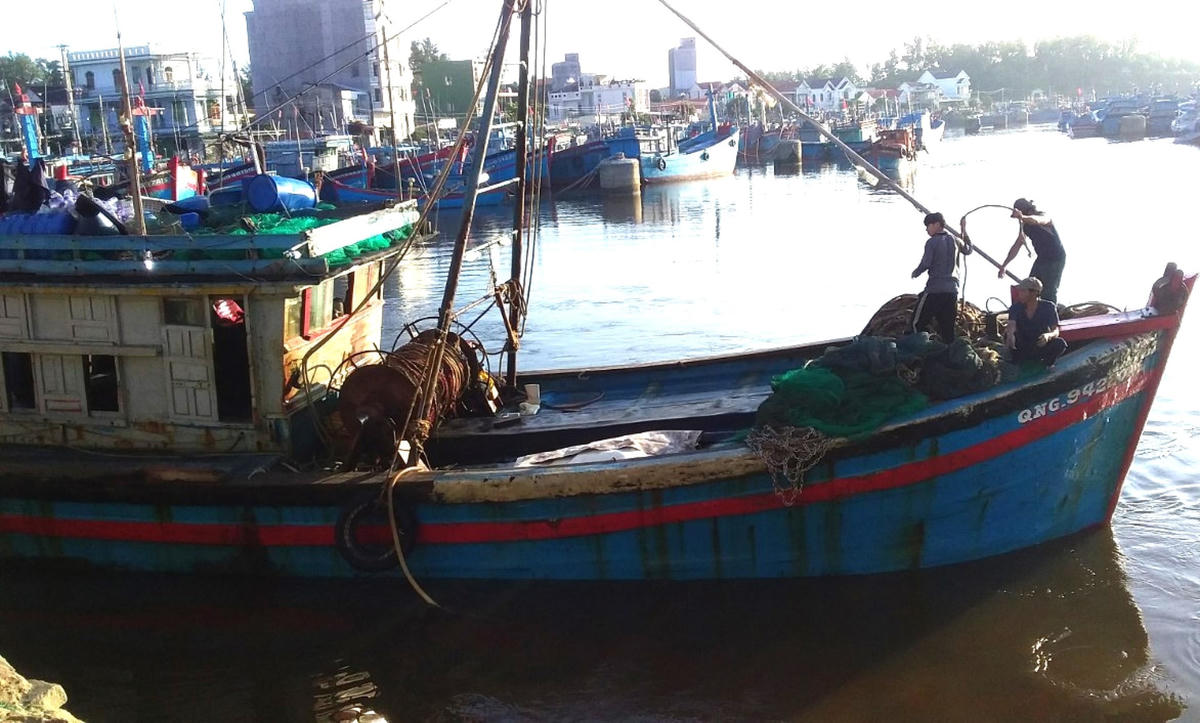 Tàu QNg 94220 TS đưa thi thể ngư dân Hường vào bờ. 
