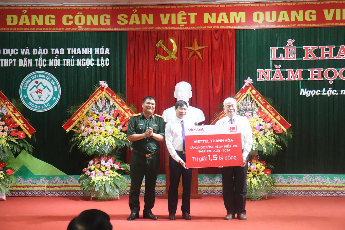  Viettel Thanh Hóa tặng học bổng vì em hiếu học trị giá 1,5 tỷ đồng cho học sinh toàn tỉnh Thanh Hóa.