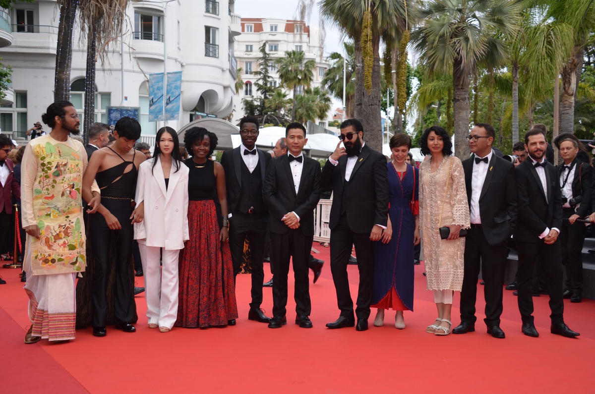 Đạo diễn phim "Tấm ván phong đao" cùng các đạo diễn trẻ tham dự LHP Cannes 2022.
