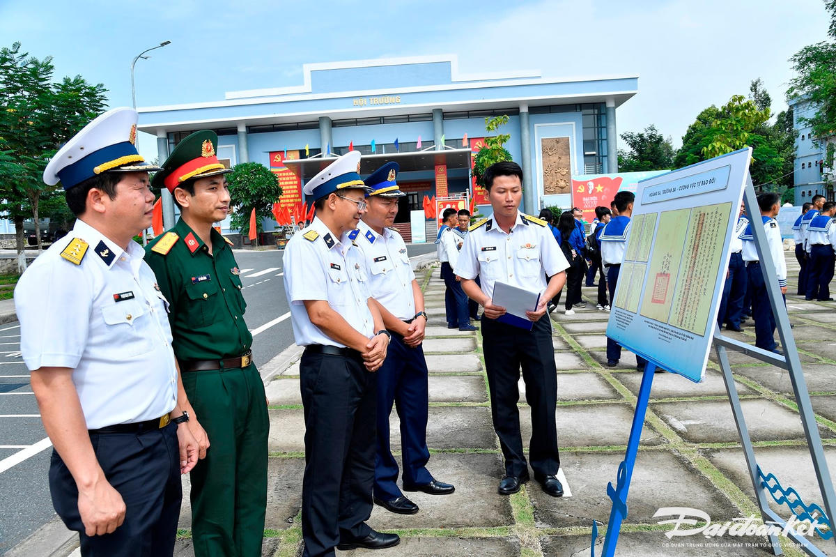 5. Lãnh đạo, chỉ huy các đơn vị trên địa bàn tham quan trưng bày