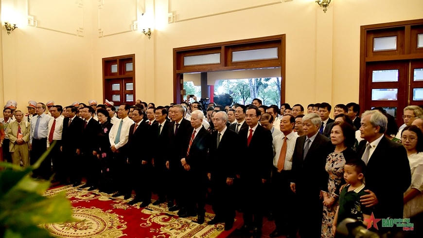 Thủ tướng Phạm Minh Chính cùng các đại biểu tưởng niệm cố Thủ tướng Võ Văn Kiệt. Ảnh: Báo Quân đội Nhân dân.