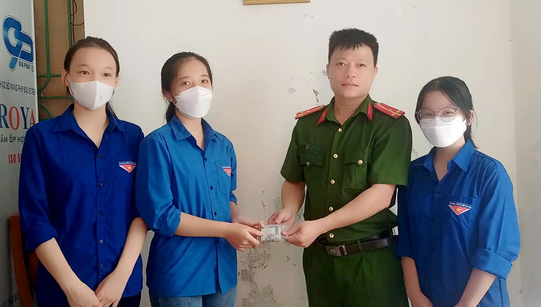 Nhóm nữ sinh trường THPT Đức Thọ nhờ cơ quan công an tìm người đánh rơi hơn 13 triệu đồng.