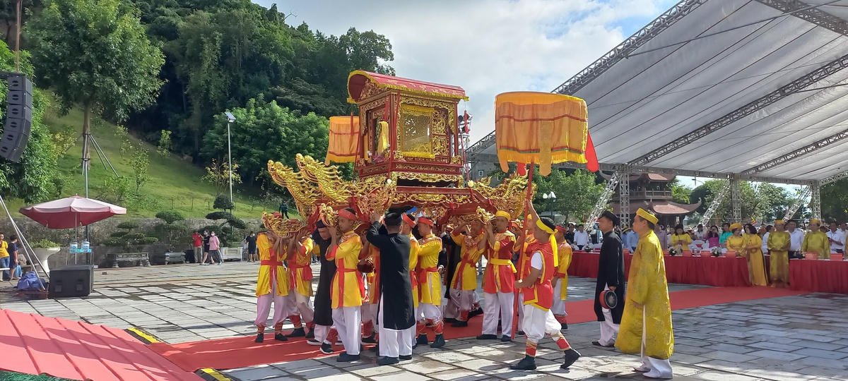 Lễ rước Đức Ông về đền. 