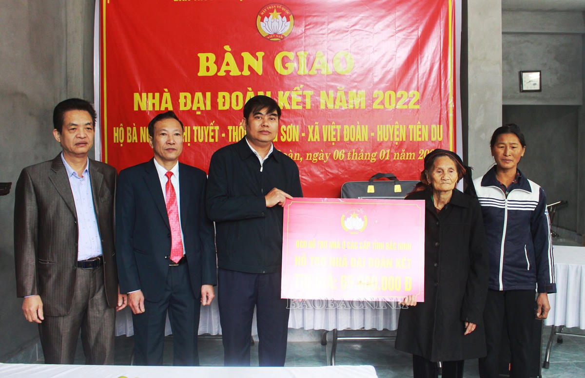 Bàn giao nhà Đại đoàn kết cho gia đình chị Nguyễn Thị Tuyết - thôn Đông Sơn, xã Việt Đoàn, huyện Tiên Du.