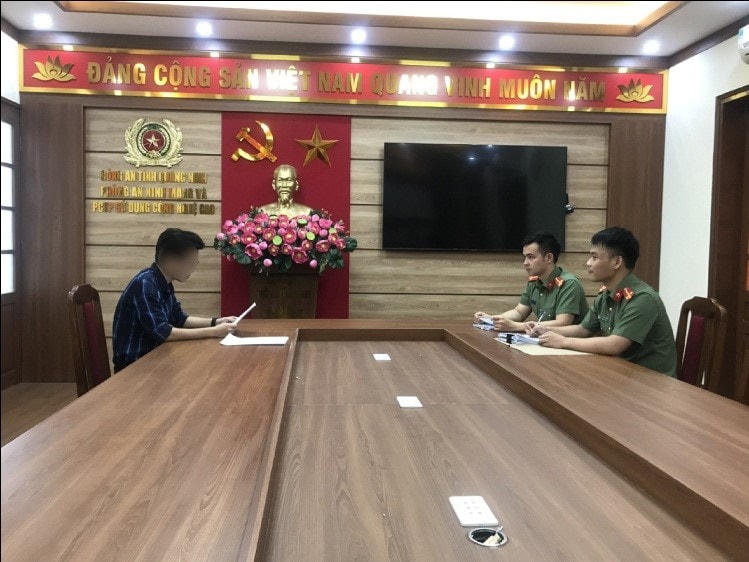 Ông T.V.L làm việc tại cơ quan Công an. Ảnh: QMG.