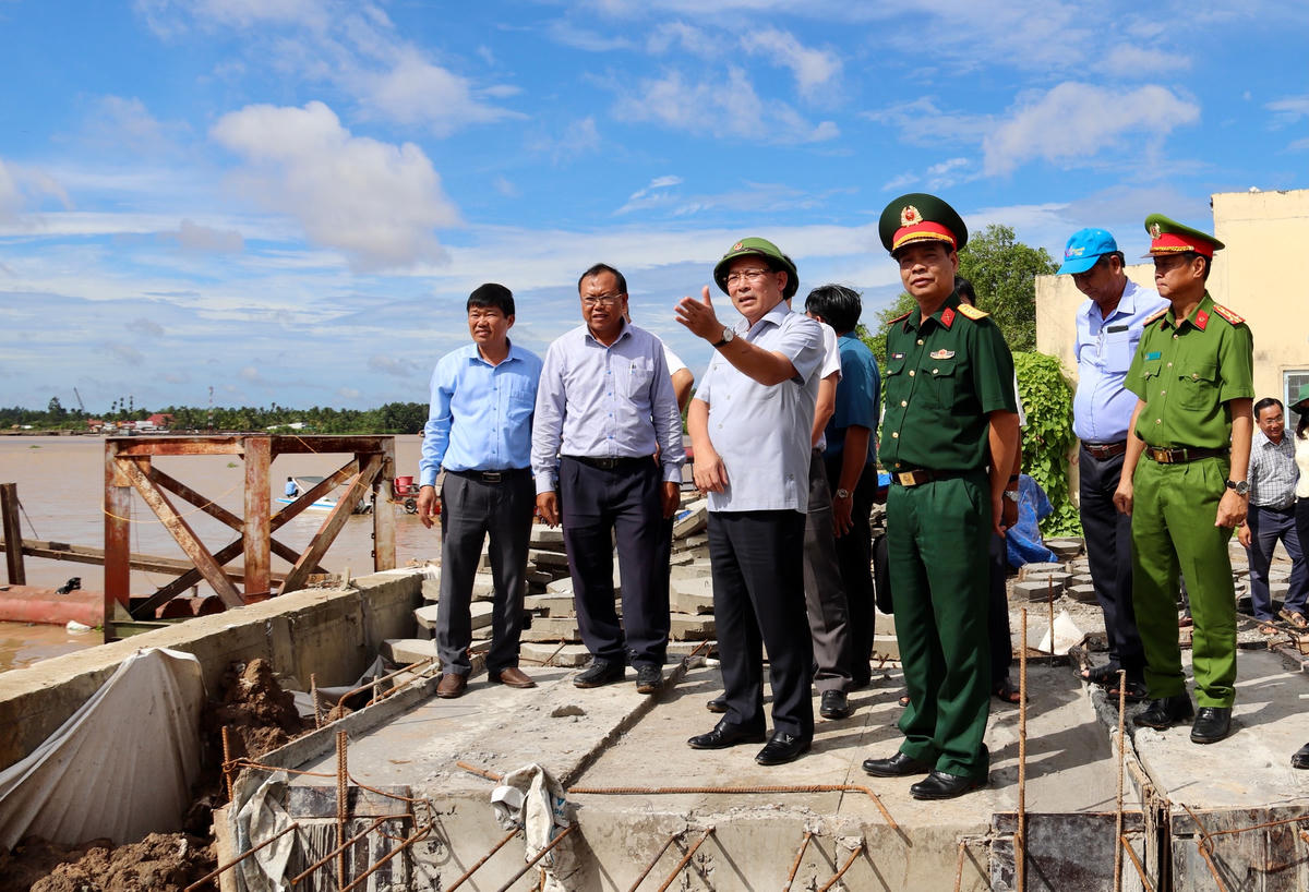 Phó Chủ tịch Hoàng Công Thủy cùng đoàn công tác của BCĐ đã kiểm tra công trình Kè chống sạt lở bờ sông Mang Thít (khu vực 10B, thị trấn Trà Ôn, huyện Trà Ôn, tỉnh Vĩnh Long).