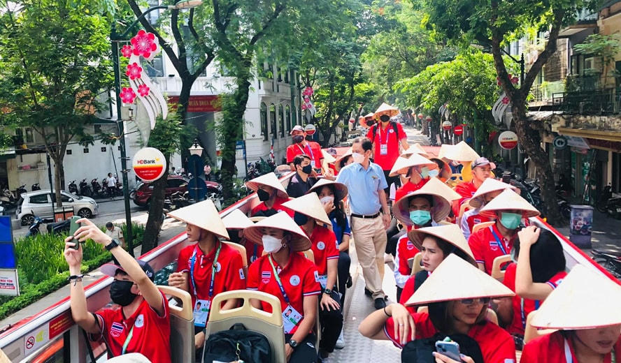 Đoàn vận động viên cầu mây Thái Lan thích thú khi trải nghiệm tham quan Hà Nội trên xe buýt 2 tầng. Ảnh: Hoàng Lân