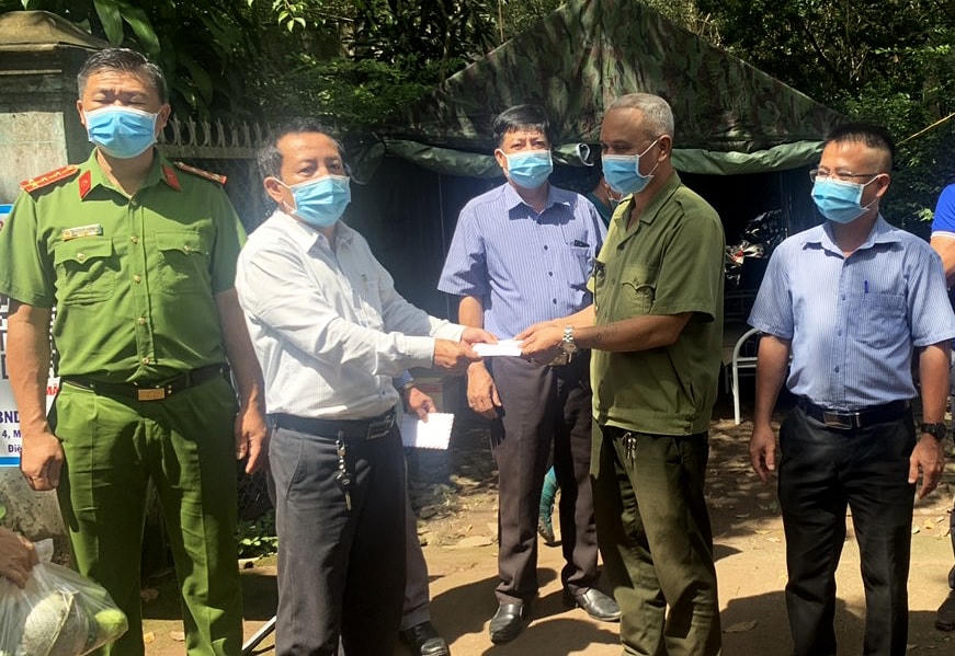 Ông Đỗ Tiến Đạt (ngoài cùng bên phải) cùng cán bộ xã Minh Thắng trao hỗ trợ cho người dân có hoàn cảnh khó khăn.