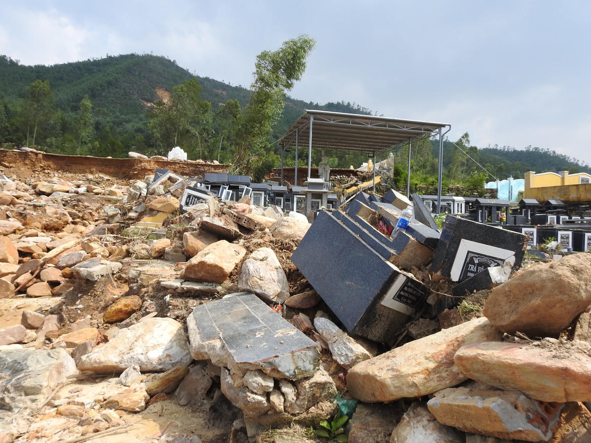 Hơn 600 ngôi mộ ở nghĩa trang Hòa Sơn bị đất đá vùi lấp.