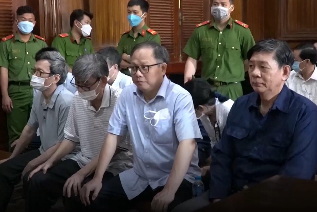 Bị cáo Trần Công Thiện (thứ tư từ phải qua), cựu Tổng Giám đốc Công ty Tân Thuận bị cáo buộc là bị cáo có vai trò cầm đầu xuyên suốt trong sai phạm chuyển nhượng cả 2 dự án đất công. (Ảnh: Trung Hậu).