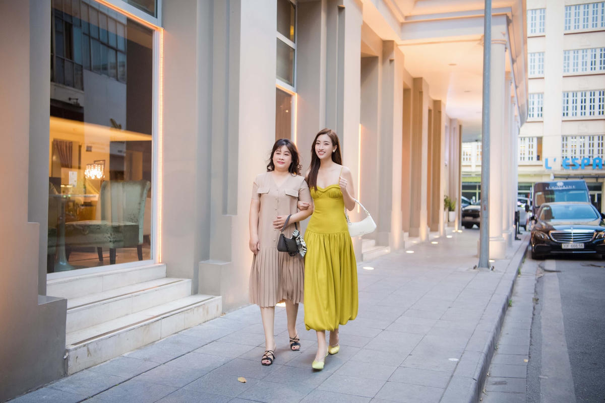 Khoảnh khắc hiếm hoi Đỗ Mỹ Linh khoe mẹ lên trang cá nhân. 
