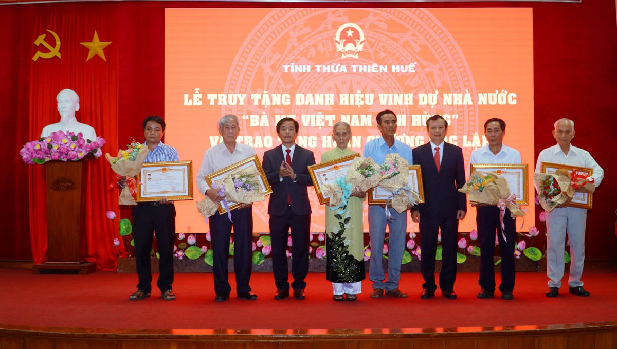 Lãnh đạo tỉnh Thừa Thiên - Huế trao Danh hiệu vinh dự Nhà nước "Bà mẹ Việt Nam anh hùng" cho thân nhân các Mẹ. Ảnh: N.H.