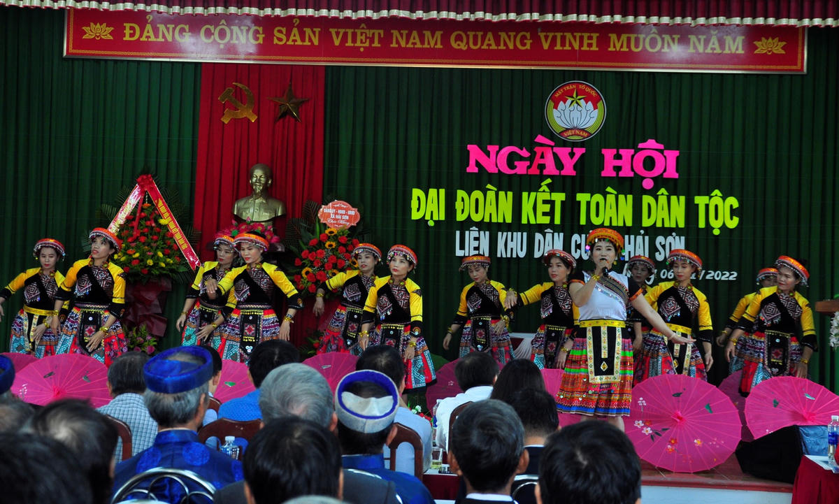 Tiết mục văn nghệ chào mừng Ngày hội tại xã Hải Sơn.